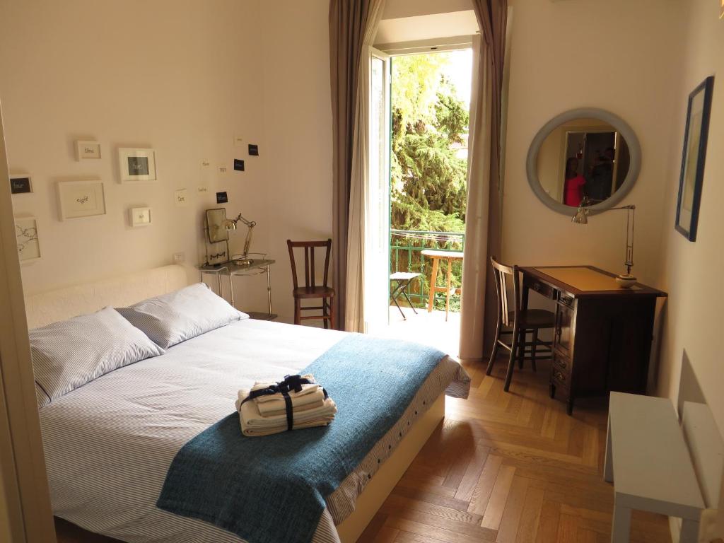 ein Schlafzimmer mit einem Bett mit einer Tasche darauf in der Unterkunft Dimora senza tempo in Florenz