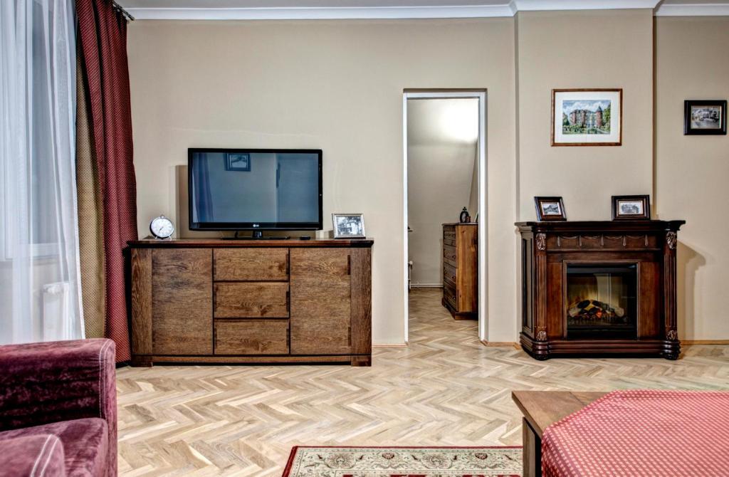 Televízia a/alebo spoločenská miestnosť v ubytovaní Apartamenty Pod Baranami