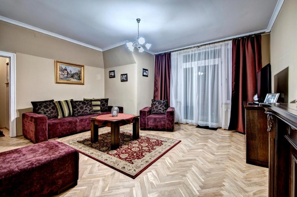 Televízia a/alebo spoločenská miestnosť v ubytovaní Apartamenty Pod Baranami