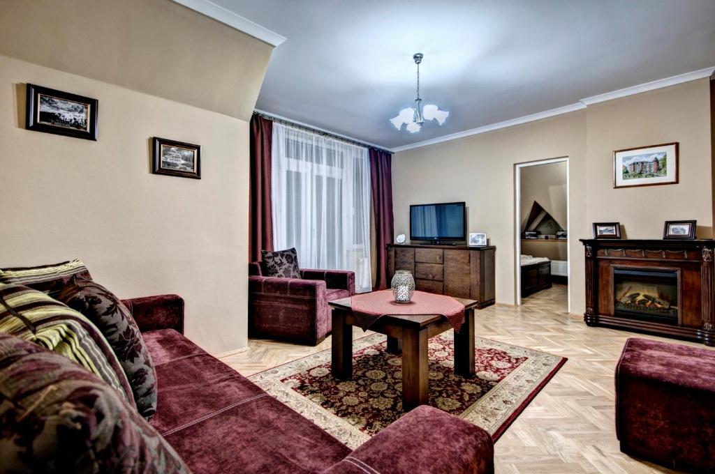Televízia a/alebo spoločenská miestnosť v ubytovaní Apartamenty Pod Baranami