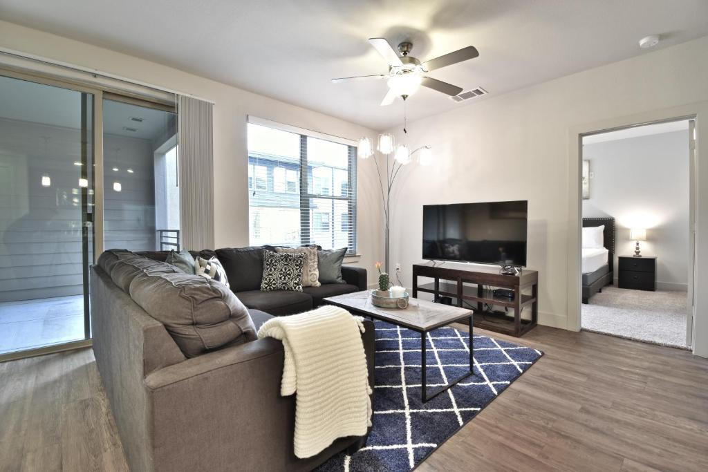 een woonkamer met een bank en een tv bij GA Living Suites - Knox District Uptown Dallas in Dallas