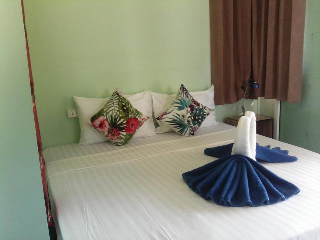 Postel nebo postele na pokoji v ubytování Lanta Dareen Garden Home