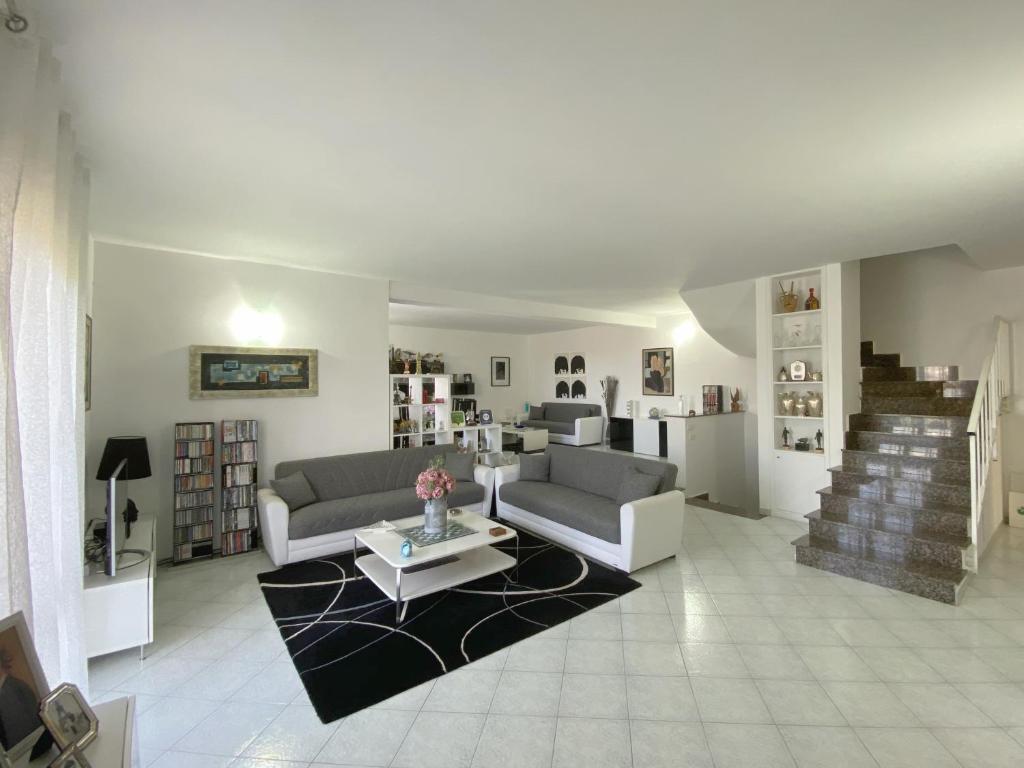 een woonkamer met 2 banken en een salontafel bij B&B Il Moai in Vitorchiano