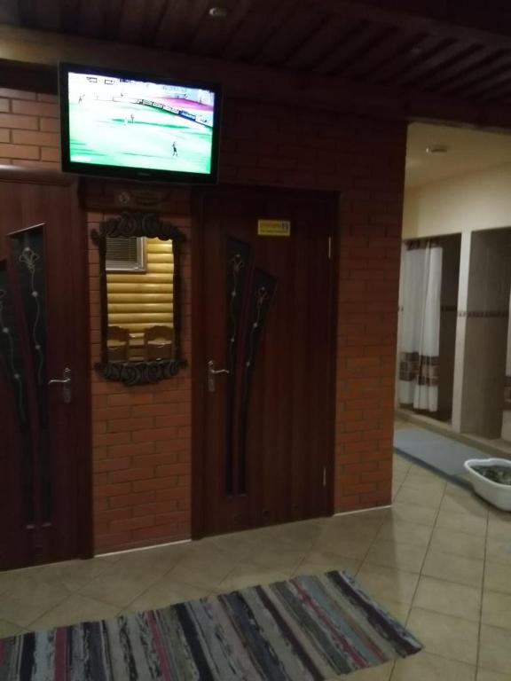 TV a/nebo společenská místnost v ubytování Садиба у Яноша