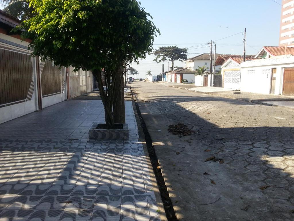  CASA COM PISCINA Á MENOS DE 100 METROS DA PRAIA