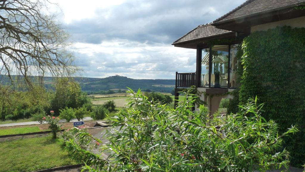 uma casa com varanda e vista para um campo em Crispol em Saint-Père