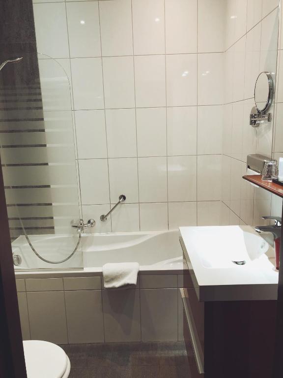 Koupelna v ubytování Apollo Hotel