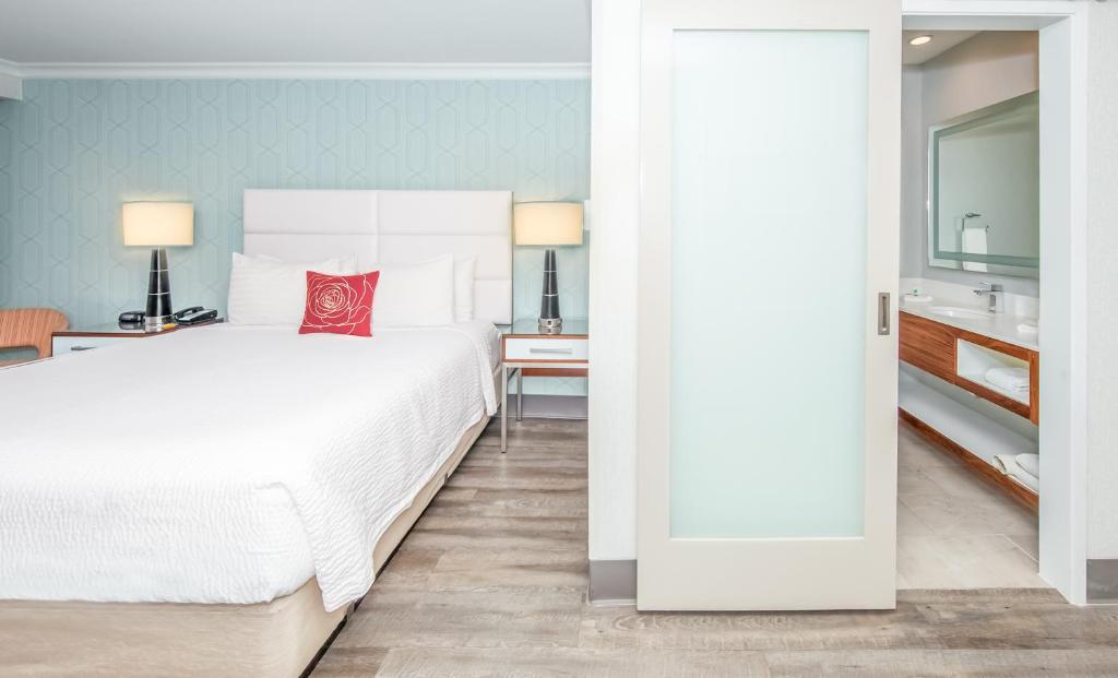 Pasadena Rose & Crown Hotel - Deluxe King Suite