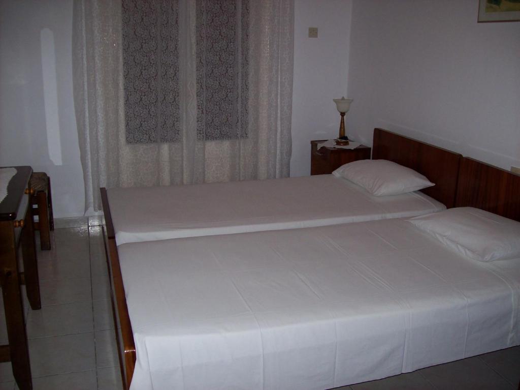 Postel nebo postele na pokoji v ubytování THEOS Apartments