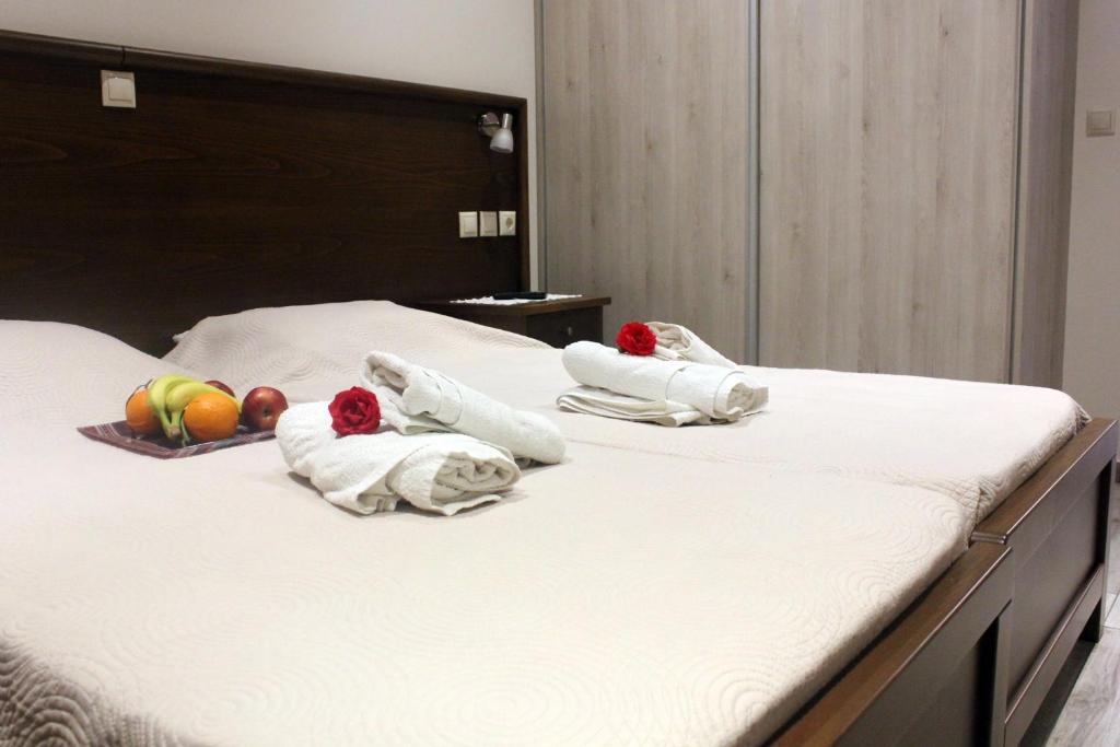 Postel nebo postele na pokoji v ubytování THEOS Apartments