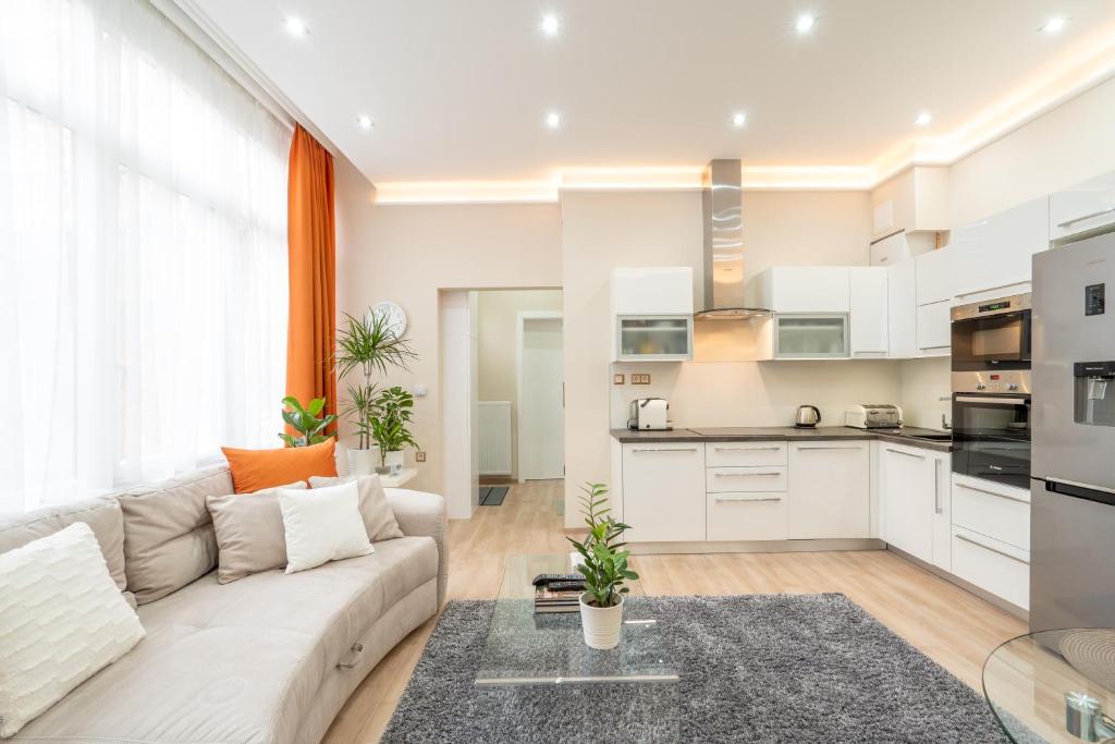 Kuchyňa alebo kuchynka v ubytovaní Modern, Quiet & Cozy Apartment in the middle of Downtown near Danube at Fashion street