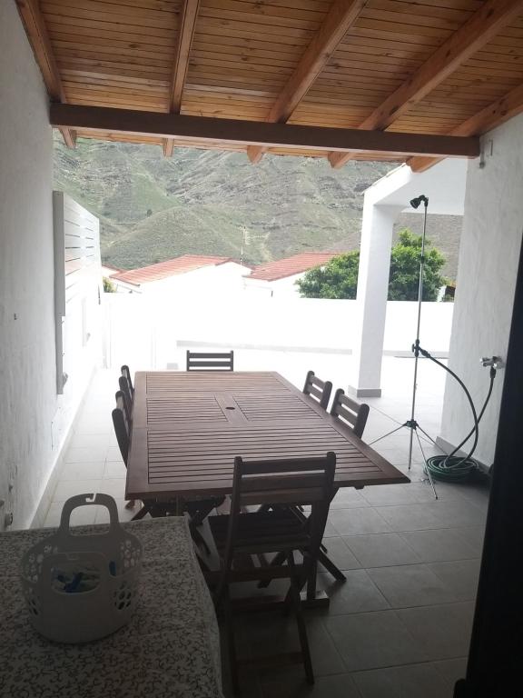 アガエテにあるCASA VISTAS TAMADABAの木製のテーブルと椅子のあるダイニングルーム