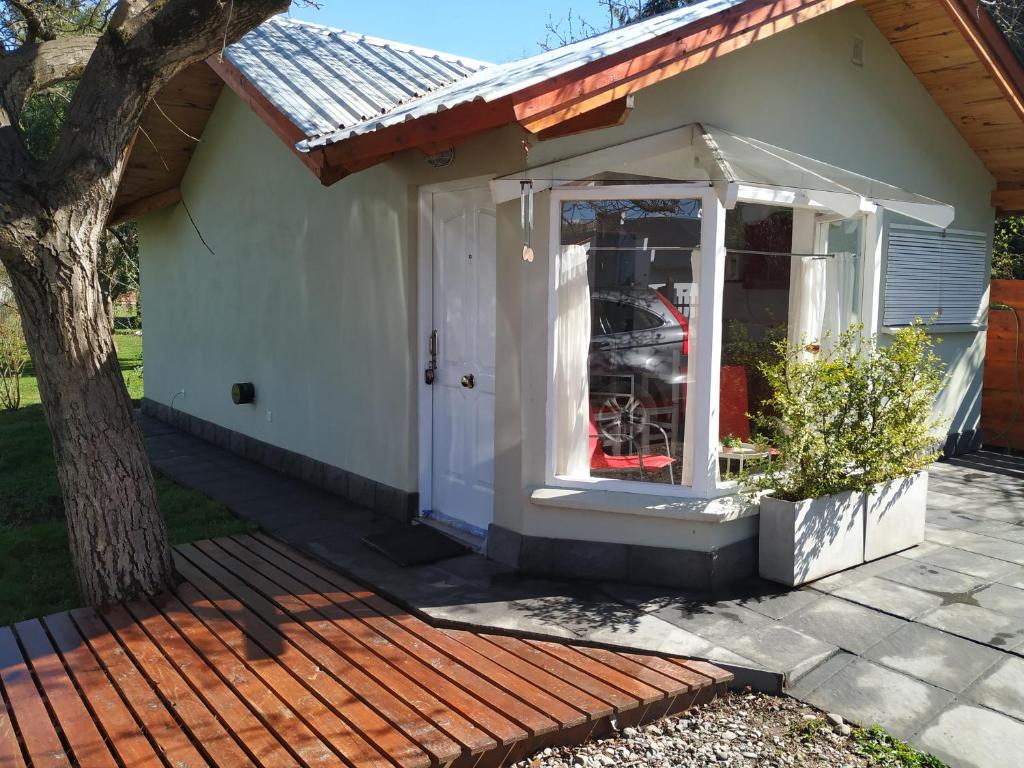 un garage con dentro una macchina di Casita Los Nogales a El Bolsón