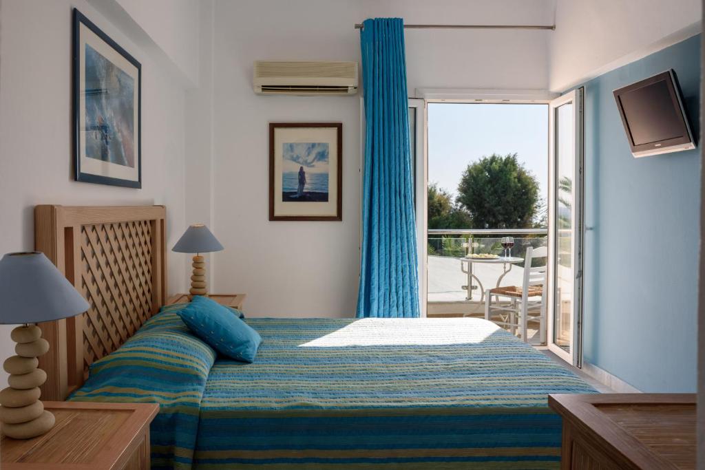 Łóżko lub łóżka w pokoju w obiekcie Alesahne Beach Hotel
