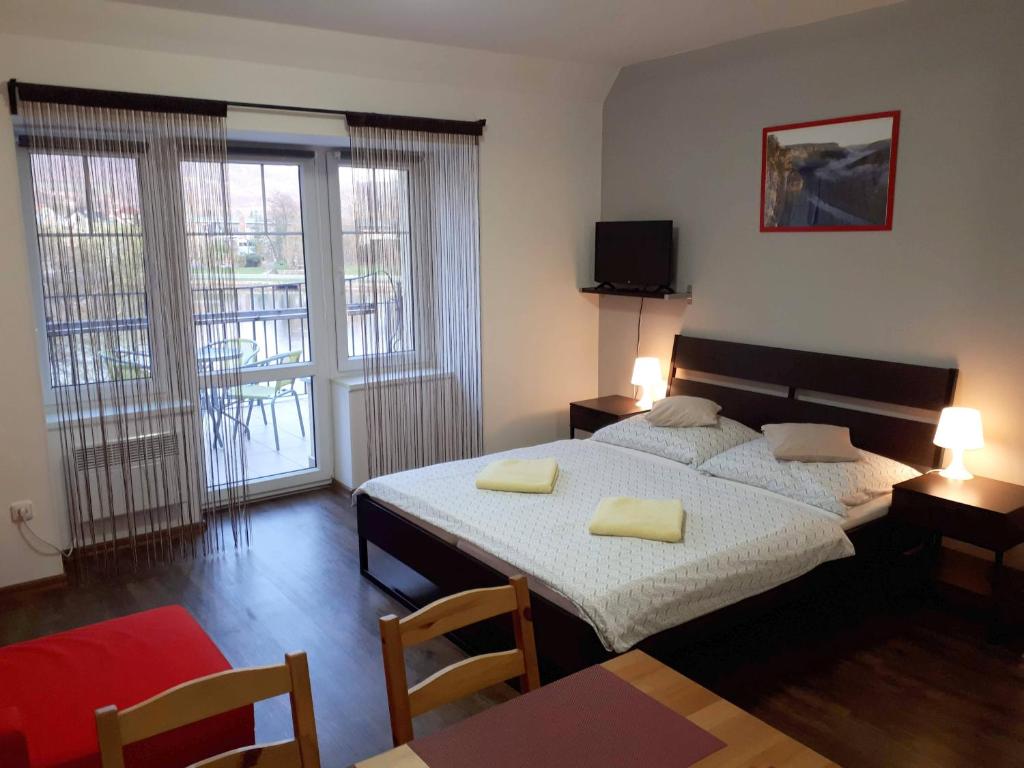 Łóżko lub łóżka w pokoju w obiekcie Bohemica Apartments