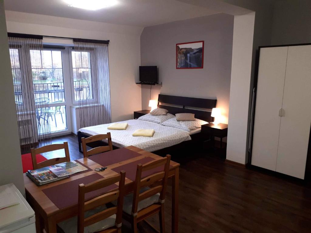Łóżko lub łóżka w pokoju w obiekcie Bohemica Apartments