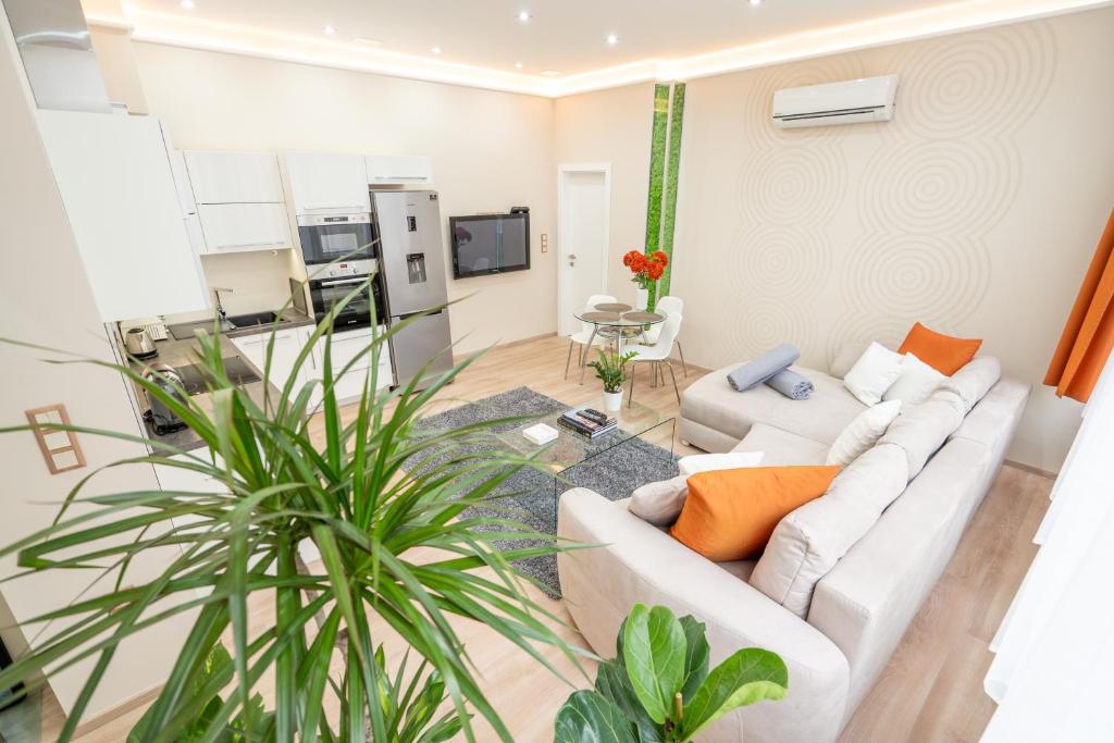 Televízia a/alebo spoločenská miestnosť v ubytovaní Modern, Quiet & Cozy Apartment in the middle of Downtown near Danube at Fashion street
