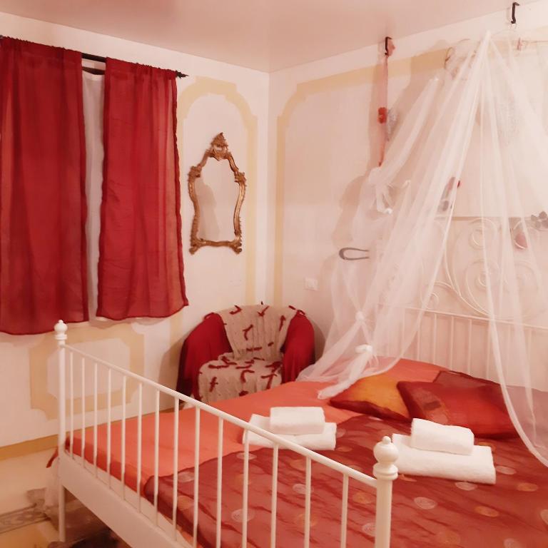 sypialnia z łóżkiem z moskitierą w obiekcie Valentina's Home w Wenecji
