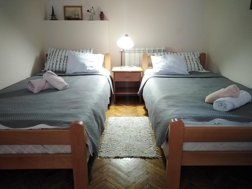 Postel nebo postele na pokoji v ubytování Sobe Gajić Sremski Karlovci