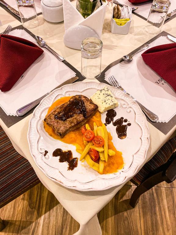 Comida en o cerca de este hotel