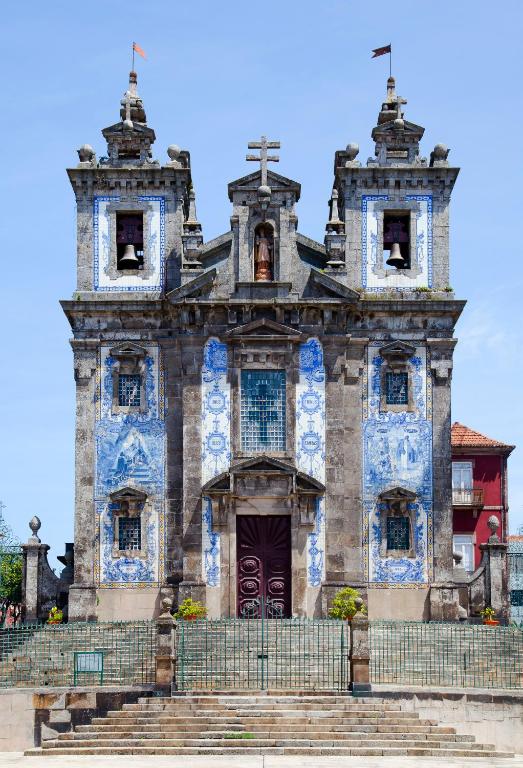 an old building with blue and white tiles at Guest House Triunfo in Porto