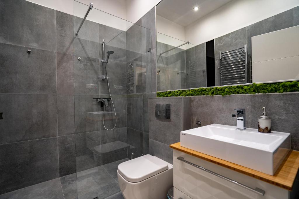 Kúpeľňa v ubytovaní Modern, Quiet & Cozy Apartment in the middle of Downtown near Danube at Fashion street