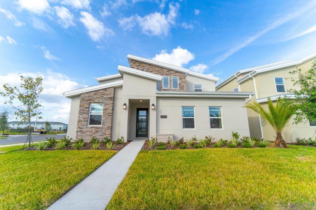 een wit huis met een groen gazon bij Stunning 8 Bd w/ Pool Close to Disney 2887 in Kissimmee