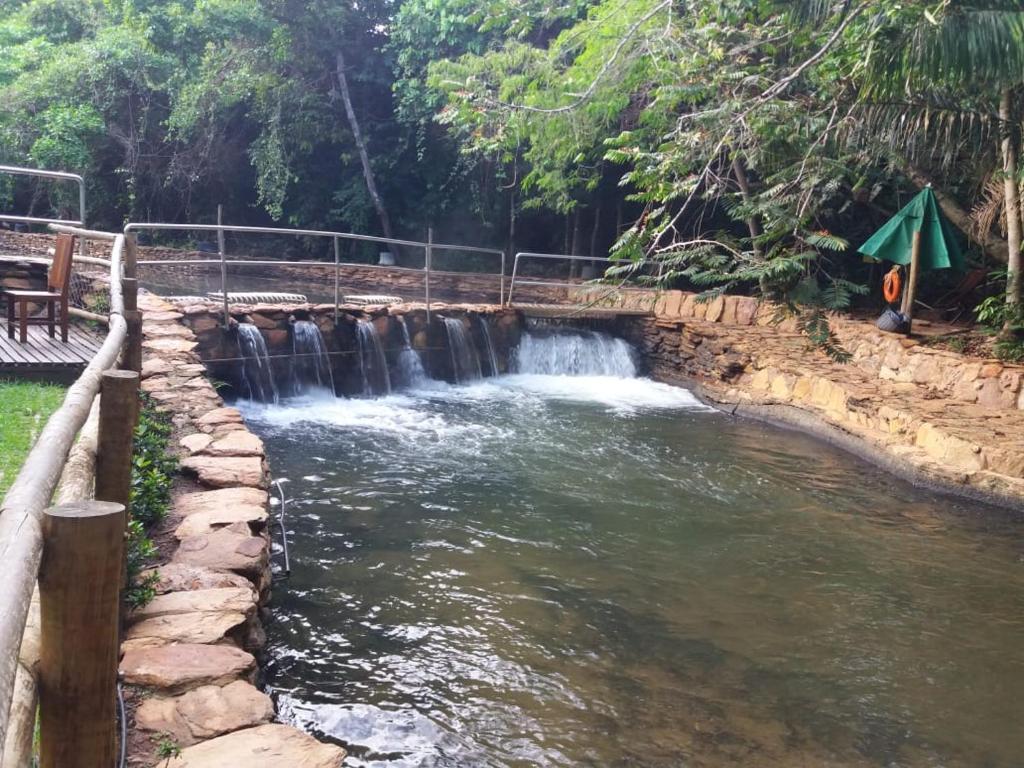 een waterval in het midden van een plas water bij Thermas Paradise - Rio Quente - Caldas Novas in Rio Quente