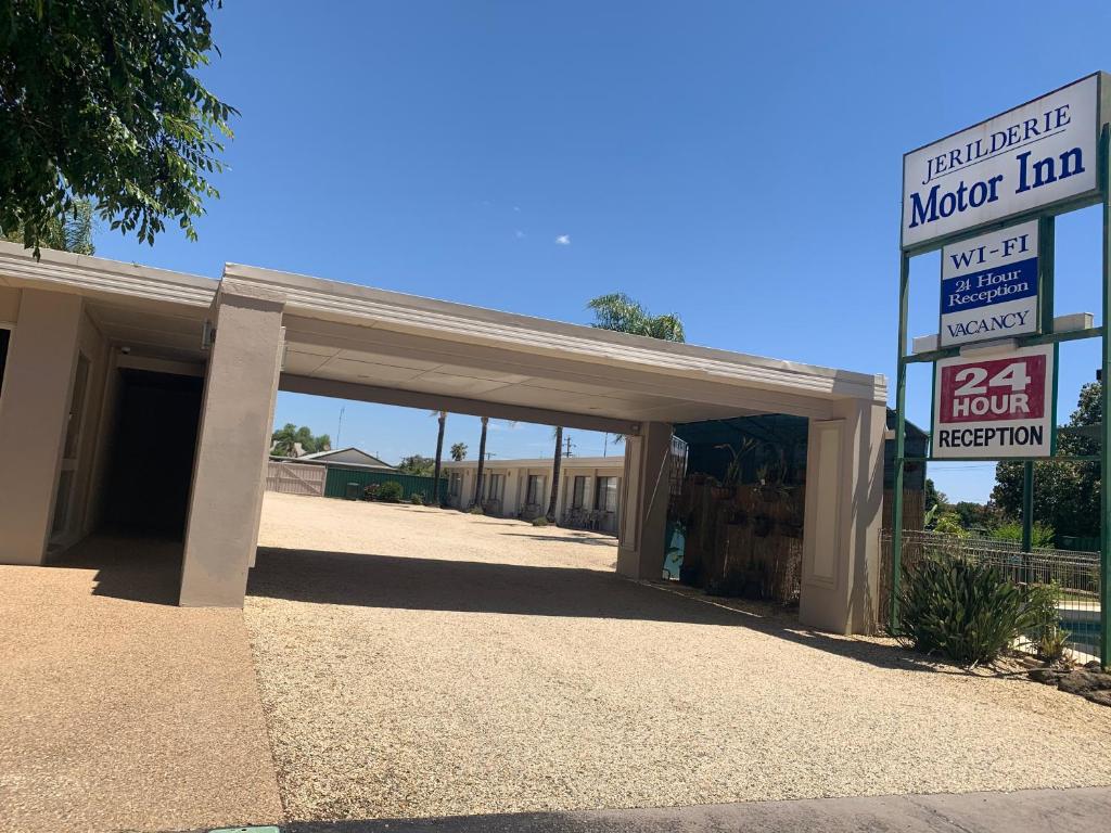 a building with a garage with a sign at Jerilderie Motor Inn in Jerilderie