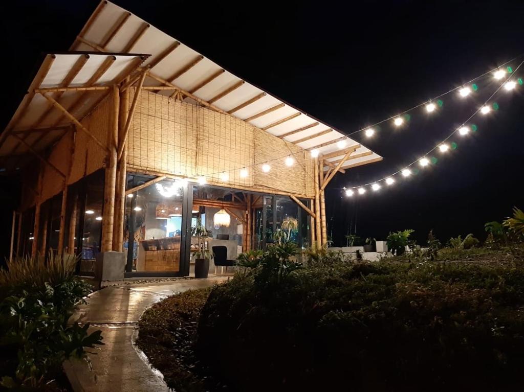 un edificio con luces encendidas por la noche en Ecohotel Monte Tierra Habitaciones y Glamping, en Filandia