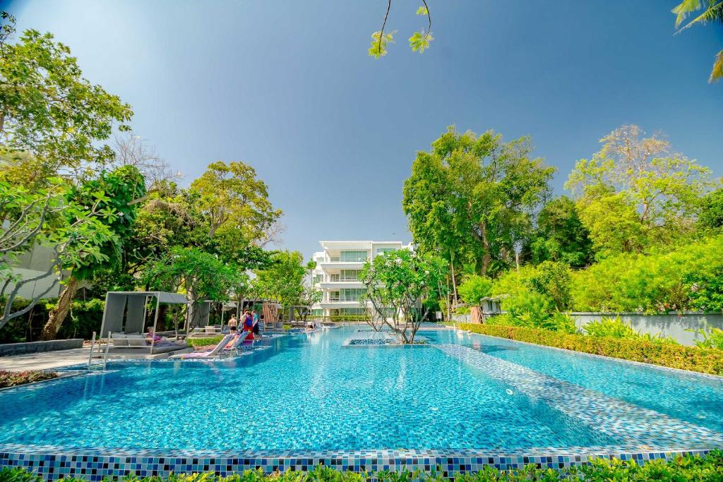 una grande piscina con acqua blu in un resort di Baan Sandao Condo a Hua Hin