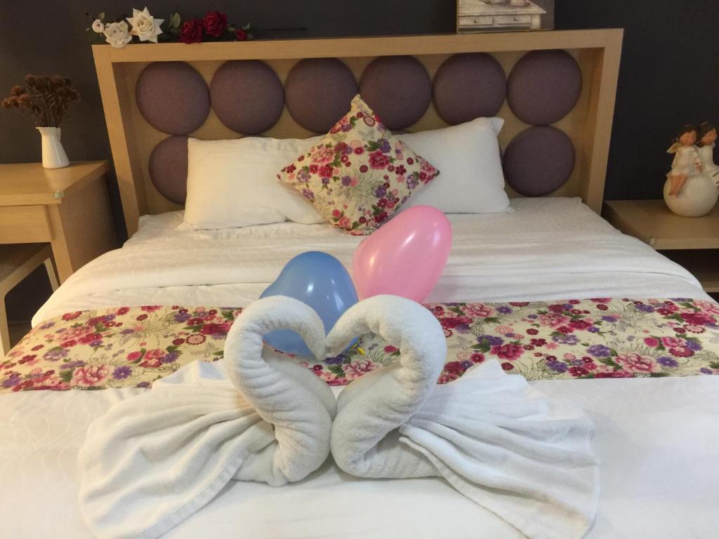 a bed with two swans made to look like hearts at Bei Yue B&amp;B in Luodong