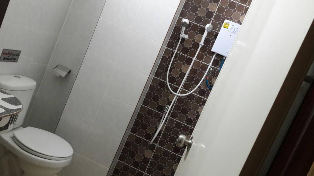 La salle de bains est pourvue de toilettes et d'une cabine de douche. dans l'établissement R.M.Mansin.Surin., à Surin