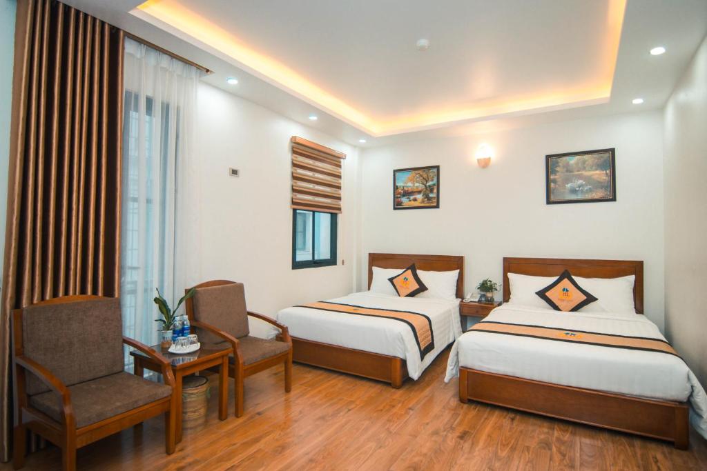 Giường trong phòng chung tại HOÀNG LONG HOTEL