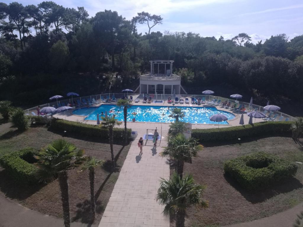 une vue aérienne d'une piscine dans un complexe hôtelier dans l'établissement Thalassa T3 Les Sables d'Olonne, à Les Sables-dʼOlonne