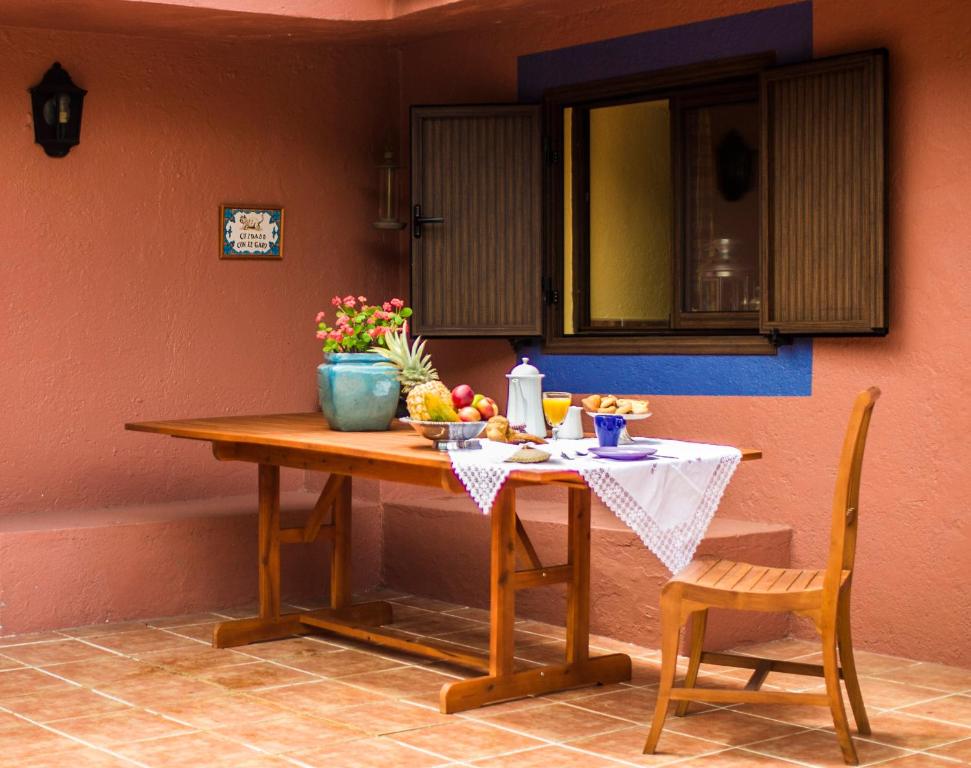 Una mesa en una cocina con un bol de fruta. en Casa el Porte, en Tegueste