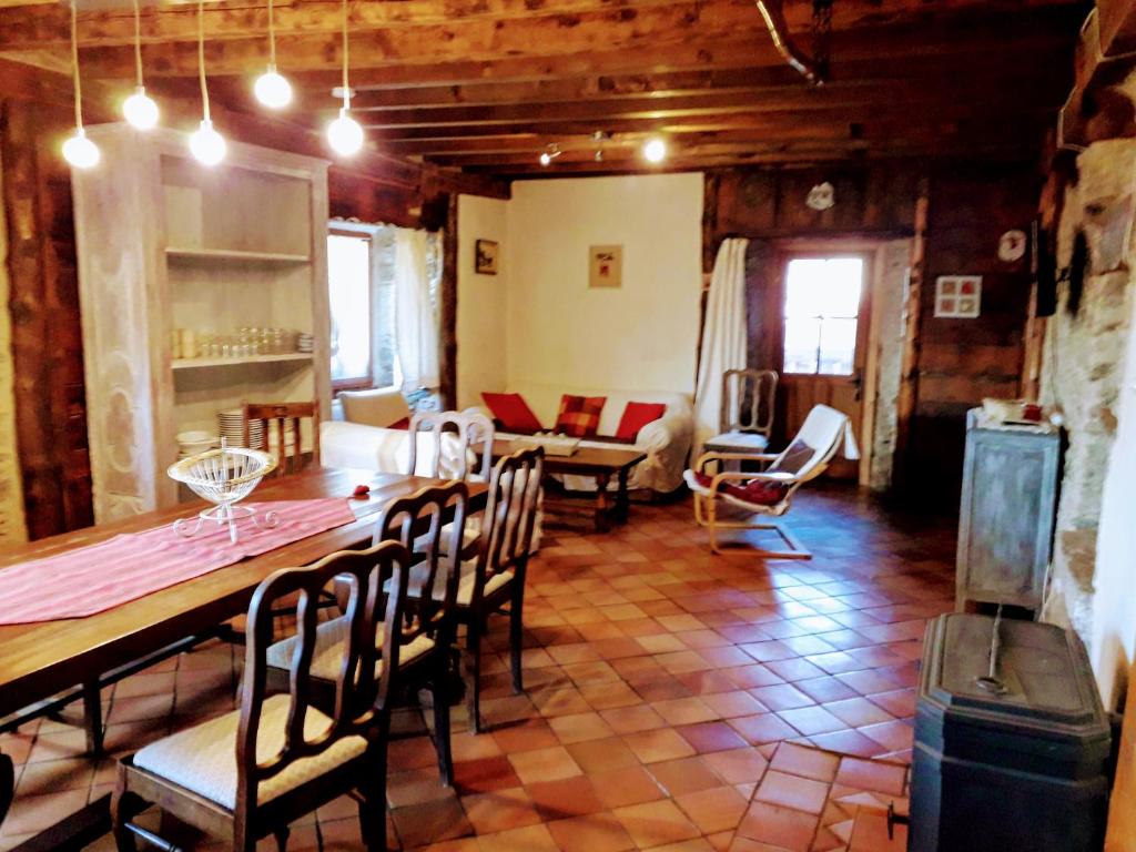 a dining room with a long table and chairs at Ker Carlines in Targassonne