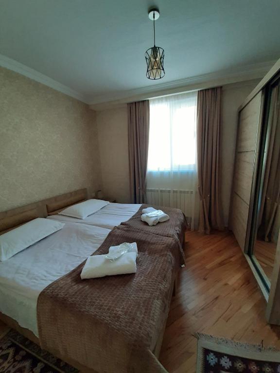 Postel nebo postele na pokoji v ubytování Kazbegi Guide