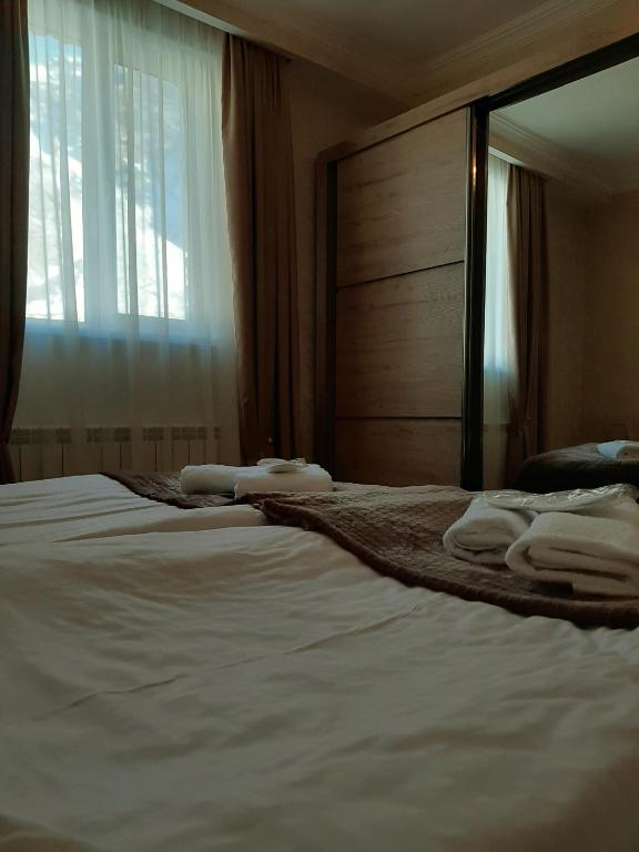 Postel nebo postele na pokoji v ubytování Kazbegi Guide