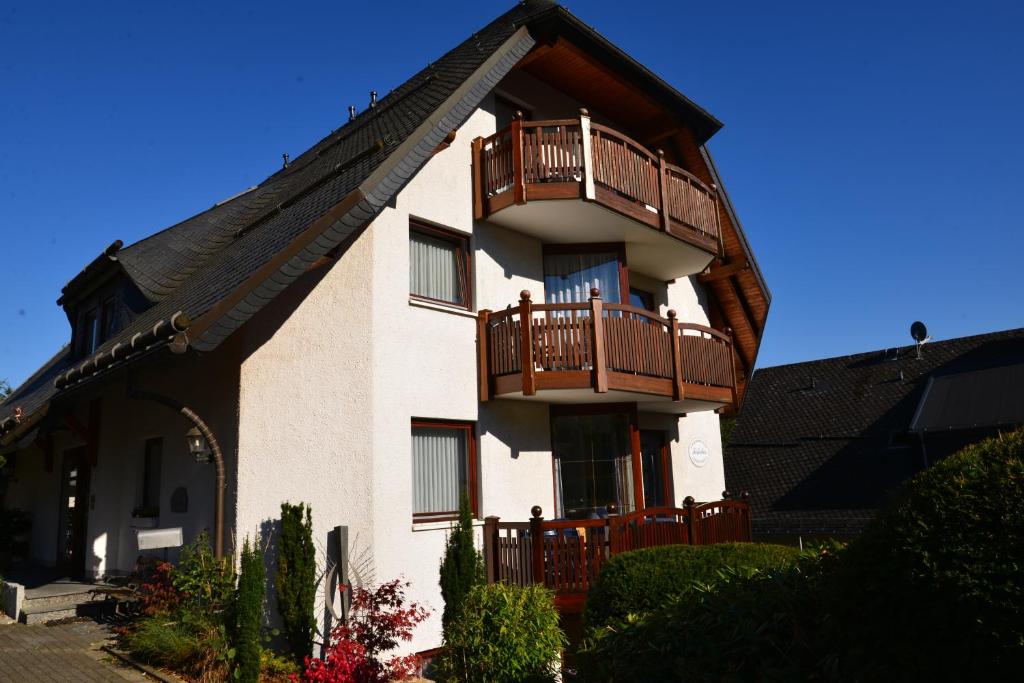 a house with a balcony on the side of it at Appartementhaus Felicitas in Willingen