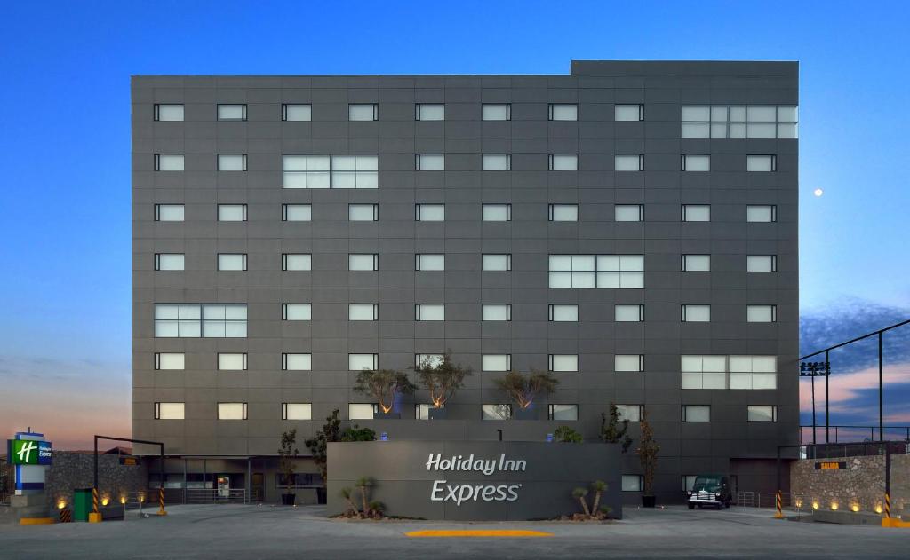 Holiday Inn Express Pachuca, an IHG Hotel في باتشوكا دي سوتو: مبنى عليه لافته سريعه للنزل houston