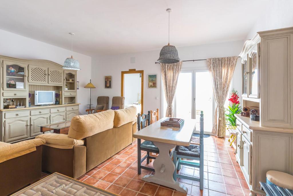 een woonkamer met een bank en een tafel bij Casa Rural Castillo de Segura in Segura de León