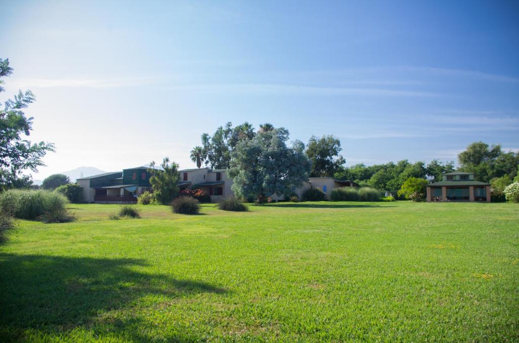 um grande campo de relva com casas ao fundo em Résidence Marina di Capitello em Porticcio