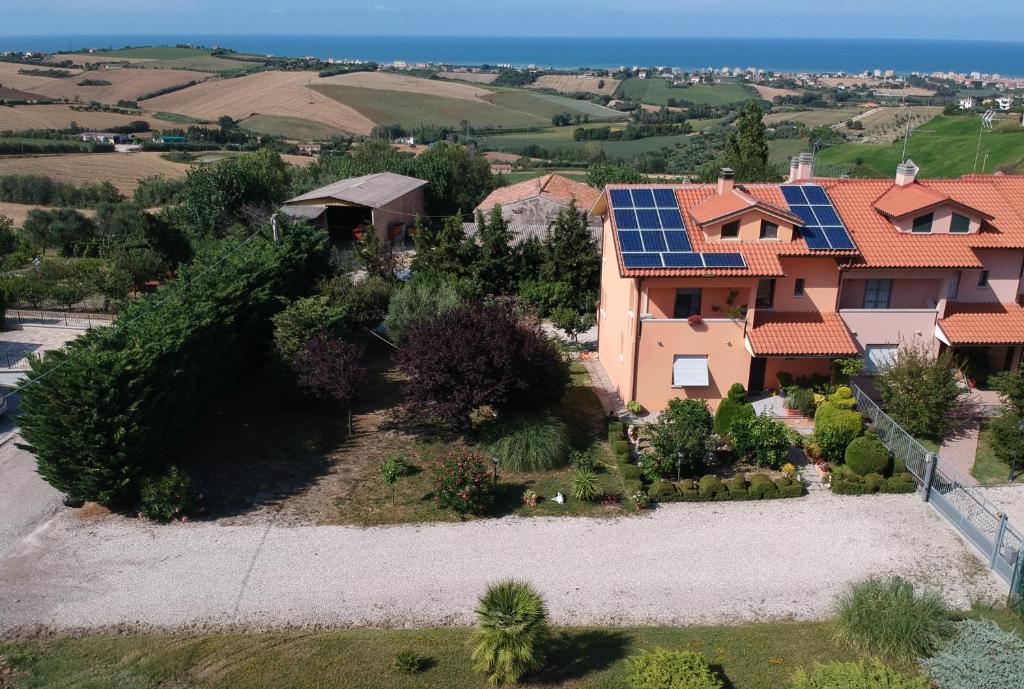 una vista aerea di una casa con pannelli solari sul tetto di Villa di agricoltori a San Costanzo
