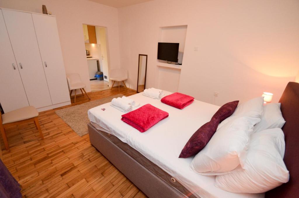 Una cama o camas en una habitación de Tea