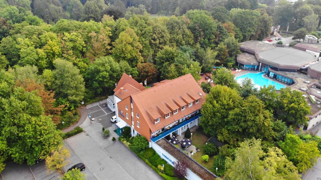 an overhead view of a building with a swimming pool at Hotel zur Therme in Erwitte