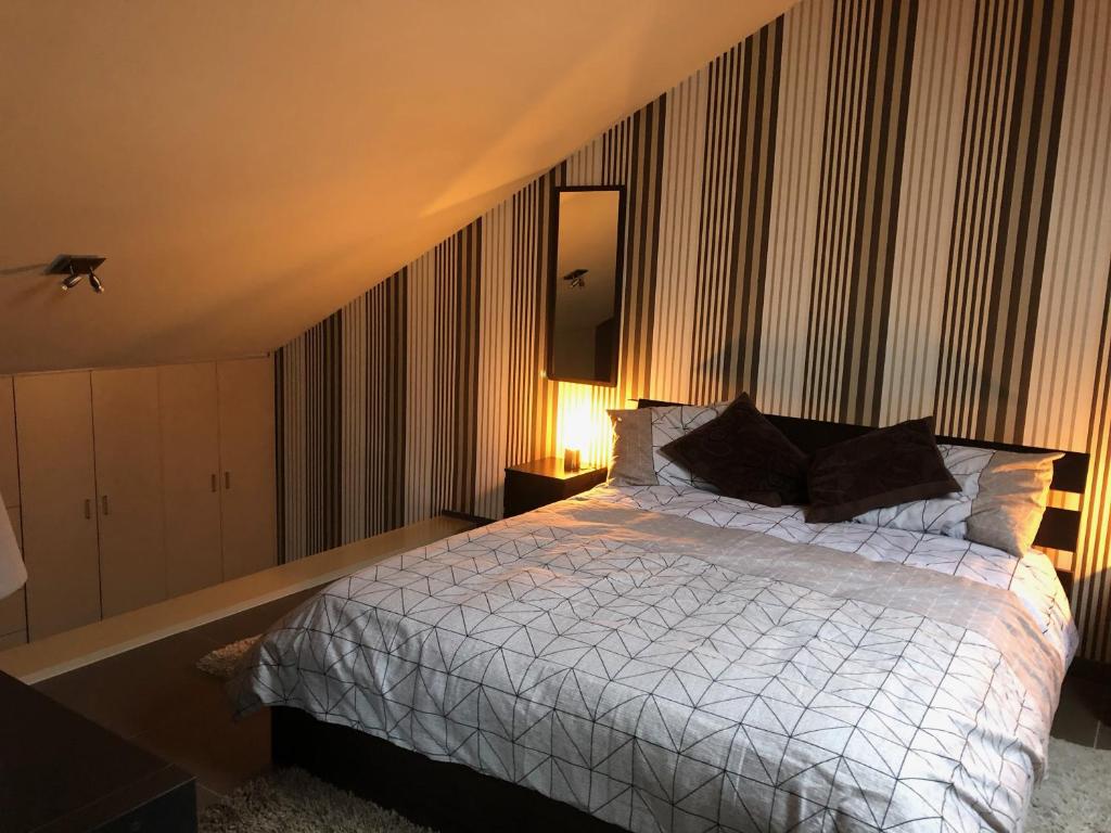 um quarto com uma cama com um edredão branco em Gastenverblijf 't Princenhuis em Vechmaal