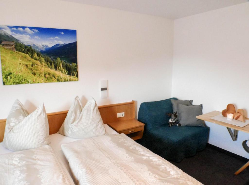 A bed or beds in a room at Haus Holzer