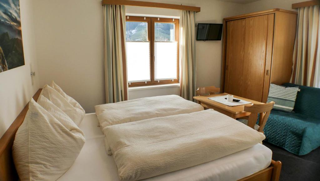 A bed or beds in a room at Haus Holzer