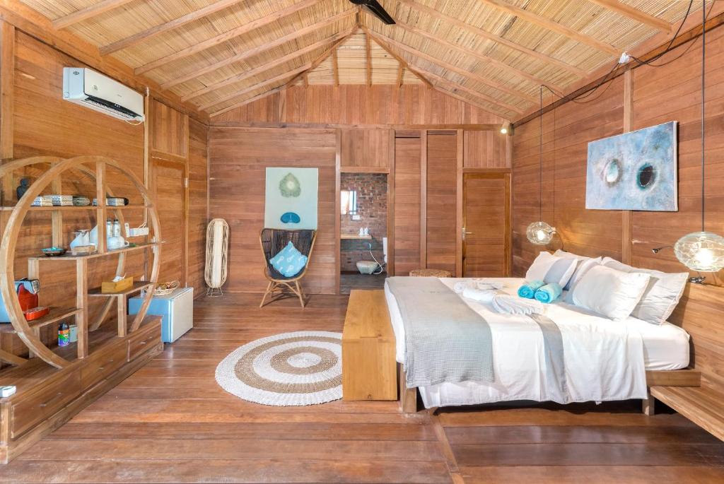 Postel nebo postele na pokoji v ubytování Kuda Laut Boutique Dive Resort